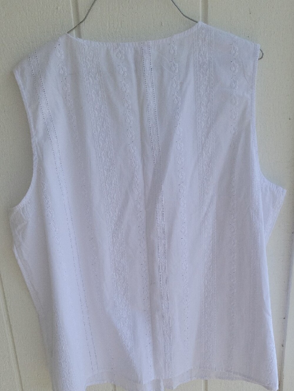 Time and Tru White Sleeveless V-Neck Eyelet Lace Camisole - Picture 10 of 11